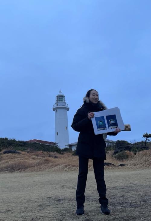 解説を聞きながら野島埼灯台、点灯の瞬間を観察します