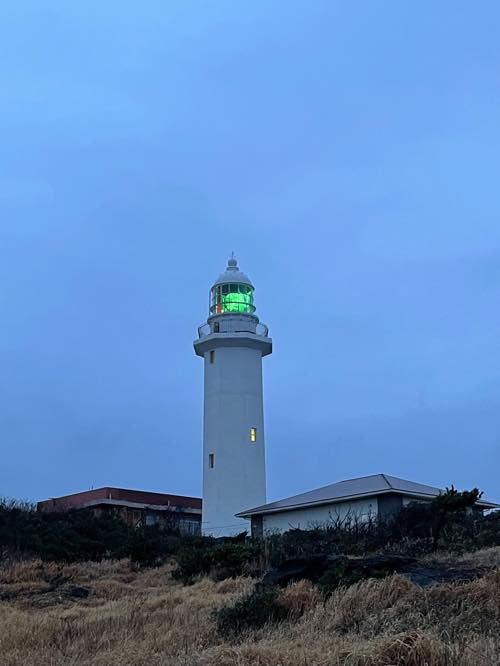 点灯の瞬間には歓声が！野島埼灯台のエメラルドタイム